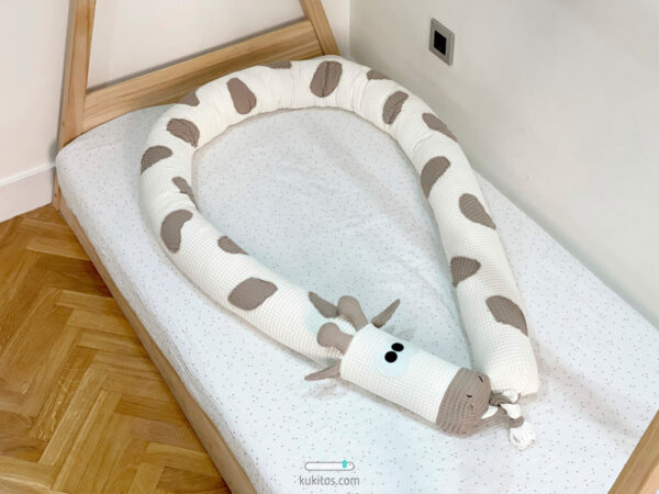 Cojín nido evolutivo desenfundable, reductor y chichonera de cuna, maxicuna, protector de cama. Modelo en tela gofrada "JIRAFA ROBIN". - Imagen 2
