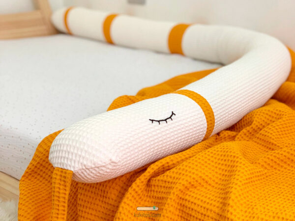 Cojín nido evolutivo desenfundable, reductor y chichonera de cuna, maxicuna, protector de cama. Modelo en tela gofrada "SERPIENTE DORMIDA NELEA".