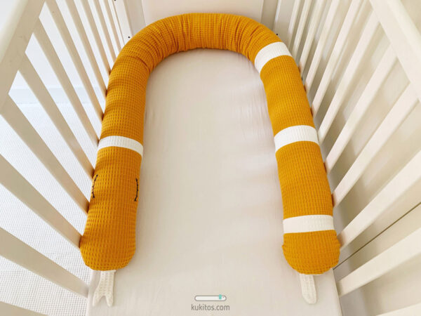 Cojín nido evolutivo desenfundable, reductor y chichonera de cuna, maxicuna, protector de cama. Modelo en tela gofrada "SERPIENTE DORMIDA KENAI". - Imagen 2