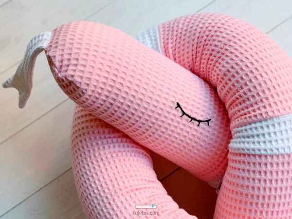 Cojín nido evolutivo desenfundable, reductor y chichonera de cuna, maxicuna, protector de cama. Modelo en tela gofrada "SERPIENTE DORMIDA DEMI".