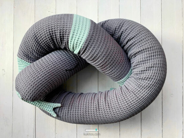 Cojín nido evolutivo desenfundable, reductor y chichonera de cuna, maxicuna, protector de cama. Modelo en tela gofrada "SERPIENTE DORMIDA HENDRICK". - Imagen 2