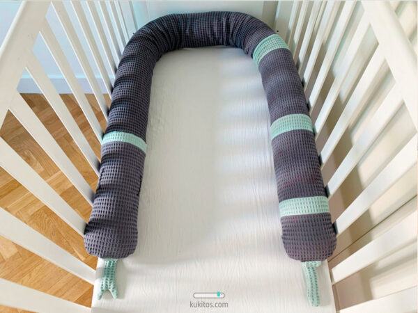 Cojín nido evolutivo desenfundable, reductor y chichonera de cuna, maxicuna, protector de cama. Modelo en tela gofrada "SERPIENTE DORMIDA HENDRICK". - Imagen 4