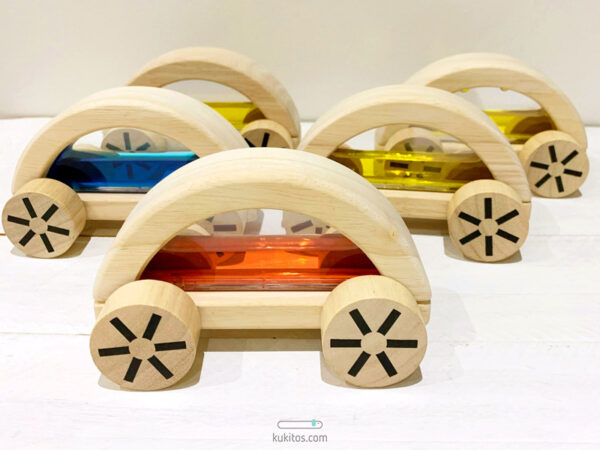 Coche madera y líquido para el cesto de los tesoros