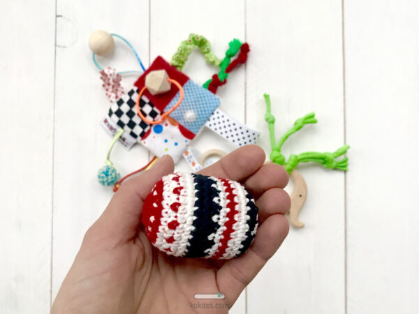 Sonajero huevo tejido a crochet para el cesto de los tesoros