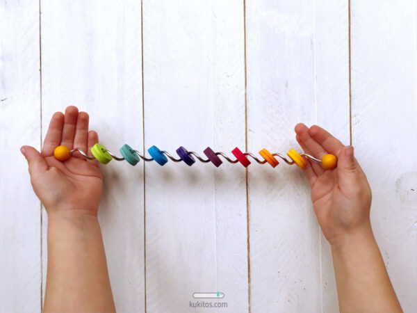 Palito arcoíris con movimiento para el cesto de los tesoros Montessori
