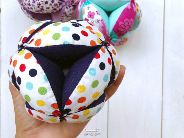 Pelota Montessori, juguete para bebé con cascabel de seguridad. </br>Modelo "ARCOÍRIS".