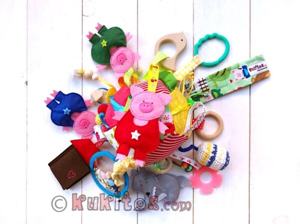 Pelota multisensorial para bebé. </br>Modelo "TRES CERDITOS". - Imagen 2